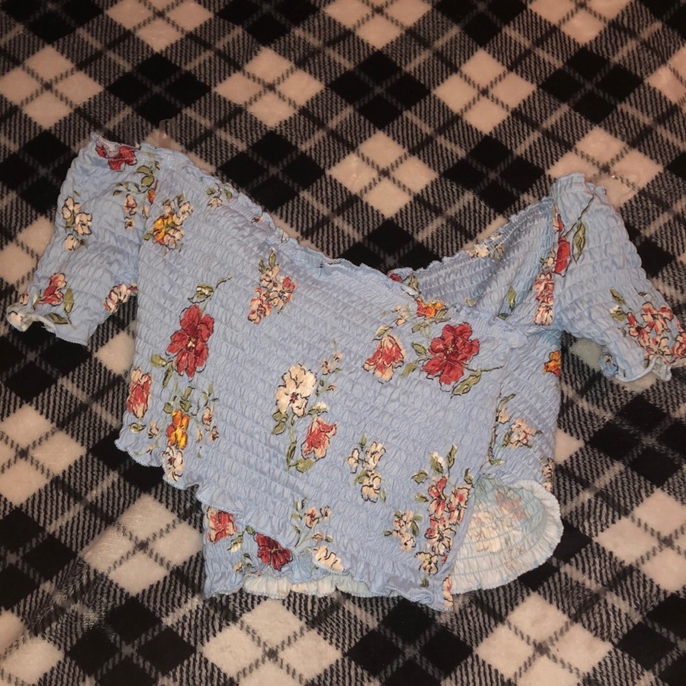 supper cute cropped ruffled shirt!